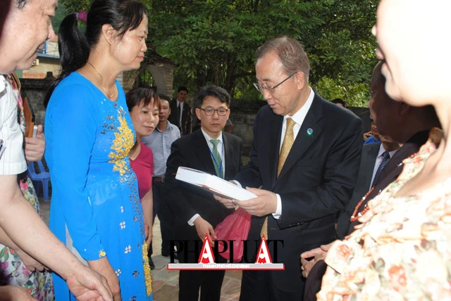 Chùm ảnh độc quyền: Ông Ban Ki - Moon làm gì tại nhà thờ họ Phan Huy? ảnh 14 Chùm ảnh độc quyền: Ông Ban Ki - Moon làm gì tại nhà thờ họ Phan Huy? ảnh 14