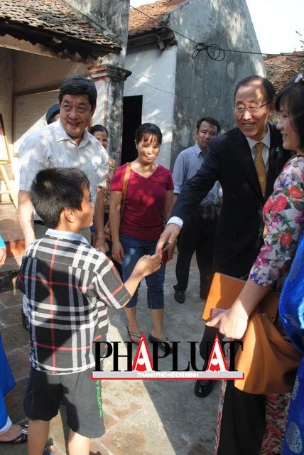 Chùm ảnh độc quyền: Ông Ban Ki - Moon làm gì tại nhà thờ họ Phan Huy? ảnh 16 Chùm ảnh độc quyền: Ông Ban Ki - Moon làm gì tại nhà thờ họ Phan Huy? ảnh 16