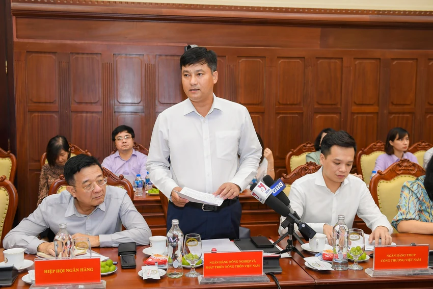 Phó Tổng Giám đốc Agribank trình bày một số khó khăn, vướng mắc của Ngân hàng khi thực hiện gói hỗ trợ. Ảnh: NHNN. Phó Tổng Giám đốc Agribank trình bày một số khó khăn, vướng mắc của Ngân hàng khi thực hiện gói hỗ trợ. Ảnh: NHNN.