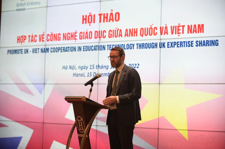 Đại diện Vương quốc Anh tại Việt Nam cam kết sẽ tiếp tục hỗ trợ ngành Giáo dục Việt Nam ứng dụng hiệu quả công nghệ trong dạy và học. Ảnh: HẢI ANH Đại diện Vương quốc Anh tại Việt Nam cam kết sẽ tiếp tục hỗ trợ ngành Giáo dục Việt Nam ứng dụng hiệu quả công nghệ trong dạy và học. Ảnh: HẢI ANH