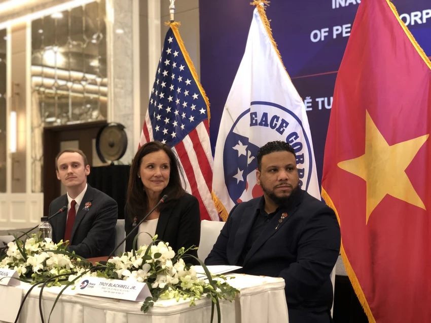 Bà Carol Spahn, Tân Tổng Giám đốc thứ 21 của Peace Corps trả lời phỏng vấn báo chí sau lễ tuyên thệ. Ảnh: MINH TRÚC Bà Carol Spahn, Tân Tổng Giám đốc thứ 21 của Peace Corps trả lời phỏng vấn báo chí sau lễ tuyên thệ. Ảnh: MINH TRÚC