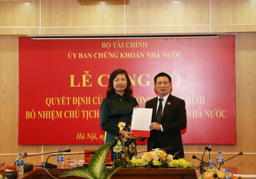Bộ trưởng Bộ Tài chính Hồ Đức Phớc trao quyết định bổ nhiệm Chủ tịch Ủy ban Chứng khoán Nhà nước đối với bà Vũ Thị Chân Phương. Ảnh: UBCKNN