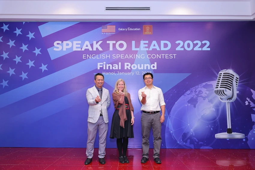 TS. Nguyễn Tiến Dũng, Phó hiệu trưởng Trường Đại học Hà Nội, Ông Phạm Giang Linh, Tổng Giám Đốc Galaxy Education, và Bà Melissa Bishop, Phó Đại sứ Hoa Kỳ tại Việt Nam tham dự chung kết cuộc thi Hùng biện Speak To Lead 2022. Ảnh: ĐSQ Hoa Kỳ