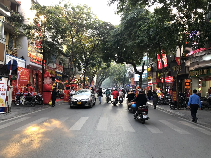 Lượng khách chờ mua vàng ngày vía Thần Tài không quá đông. Ảnh: Minh Trúc Lượng khách chờ mua vàng ngày vía Thần Tài không quá đông. Ảnh: Minh Trúc