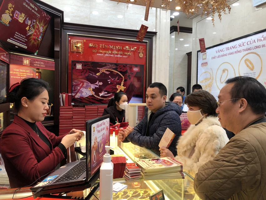 Khách hàng mua chủ yếu là những sản phẩm truyền thống như nhẫn tròn trơn, rồng vàng Thăng Long bởi những ưu điểm vượt trội về chất lượng vàng. Ảnh: Minh Trúc. Khách hàng mua chủ yếu là những sản phẩm truyền thống như nhẫn tròn trơn, rồng vàng Thăng Long bởi những ưu điểm vượt trội về chất lượng vàng. Ảnh: Minh Trúc.
