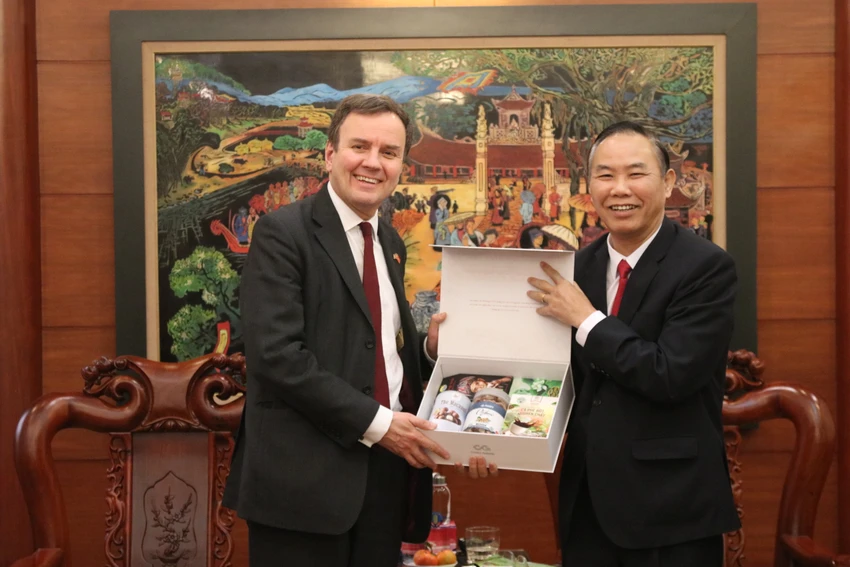 Quốc vụ khanh Greg Hands đã có cuộc hội đàm với Thứ trưởng Bộ Nông nghiệp và Phát triển Nông thôn, Phùng Đức Tiến trong khuôn khổ chuyến thăm Hà Nội. Ảnh: ĐSQ Anh Quốc vụ khanh Greg Hands đã có cuộc hội đàm với Thứ trưởng Bộ Nông nghiệp và Phát triển Nông thôn, Phùng Đức Tiến trong khuôn khổ chuyến thăm Hà Nội. Ảnh: ĐSQ Anh