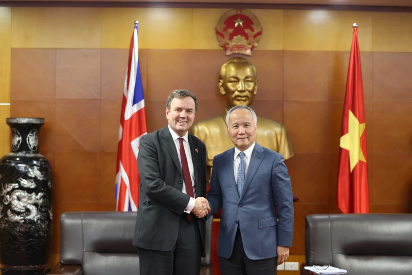 Quốc vụ khanh về Chính sách Thương mại của Bộ Thương mại Quốc tế Anh Greg Hands gặp Thứ trưởng Bộ Công thương Trần Quốc Khánh. Ảnh: ĐSQ Anh Quốc vụ khanh về Chính sách Thương mại của Bộ Thương mại Quốc tế Anh Greg Hands gặp Thứ trưởng Bộ Công thương Trần Quốc Khánh. Ảnh: ĐSQ Anh