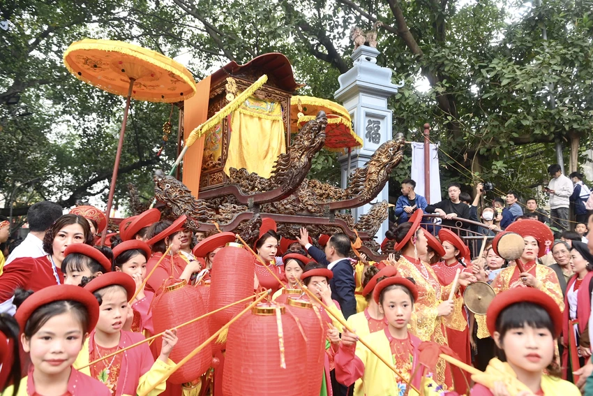Lễ hội làng Thổ Hà dịp đầu năm là lễ hội được người dân xung quanh quan tâm và chờ đón nhất. ẢNH: HOÀNG ANH Lễ hội làng Thổ Hà dịp đầu năm là lễ hội được người dân xung quanh quan tâm và chờ đón nhất. ẢNH: HOÀNG ANH