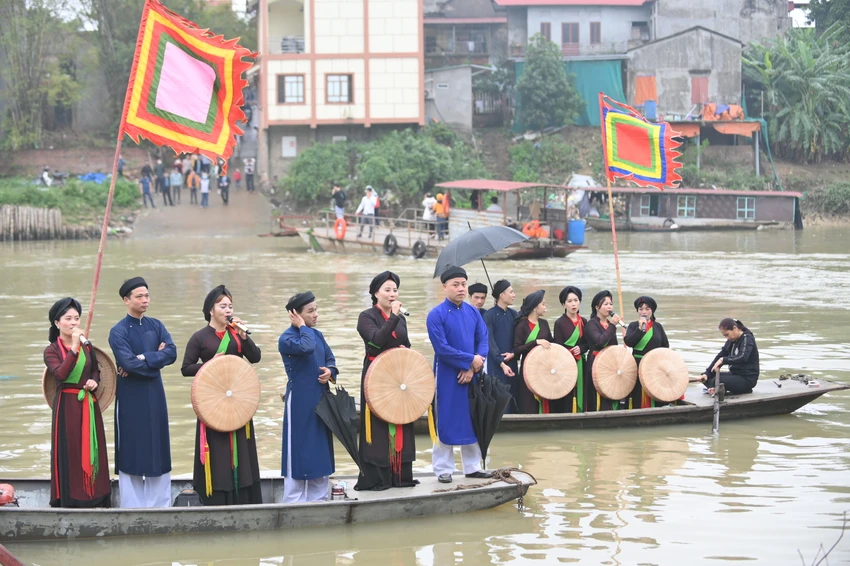 Lời ca da diết “người ơi, người ở đừng về” của các liền anh, liền chị cứ níu kéo, làm xốn xang lòng du khách thập phương. ẢNH: HOÀNG ANH Lời ca da diết “người ơi, người ở đừng về” của các liền anh, liền chị cứ níu kéo, làm xốn xang lòng du khách thập phương. ẢNH: HOÀNG ANH