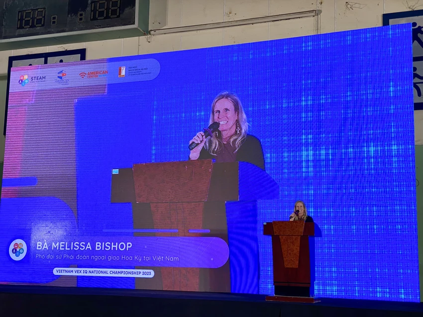Bà Melissa Bishop - Phó Đại sứ Phái đoàn Ngoại giao Hoa Kỳ tại Việt Nam cho rằng, tín hiệu đáng mừng là gia đình và các em nhỏ ở Việt Nam hiện nay ngày càng quan tâm nhiều hơn tới giáo dục khoa học và công nghệ. Ảnh: MINH TRÚC Bà Melissa Bishop - Phó Đại sứ Phái đoàn Ngoại giao Hoa Kỳ tại Việt Nam cho rằng, tín hiệu đáng mừng là gia đình và các em nhỏ ở Việt Nam hiện nay ngày càng quan tâm nhiều hơn tới giáo dục khoa học và công nghệ. Ảnh: MINH TRÚC