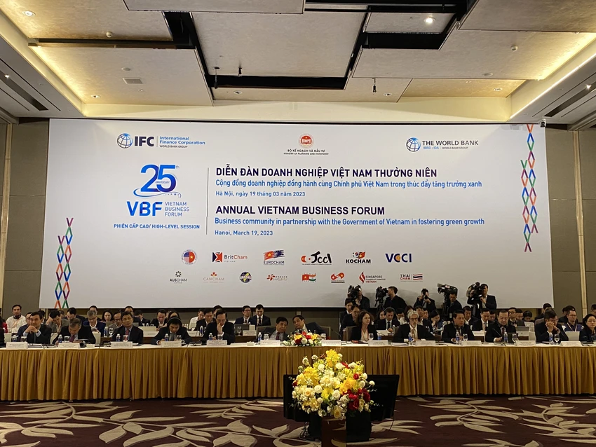 Thủ tướng cho biết các cơ quan sẽ tiếp tục giải quyết các vấn đề liên quan visa, giấy phép lao động theo hướng thuận lợi nhất. Ảnh: Minh Trúc Thủ tướng cho biết các cơ quan sẽ tiếp tục giải quyết các vấn đề liên quan visa, giấy phép lao động theo hướng thuận lợi nhất. Ảnh: Minh Trúc