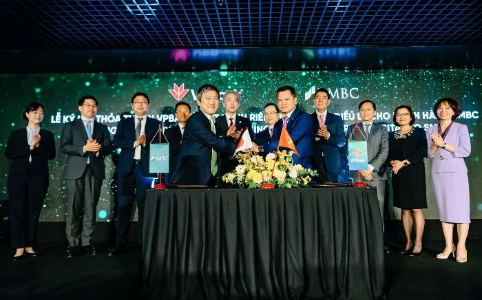 Ông Ngô Chí Dũng - Chủ tịch HĐQT VPBank và ông Masahiro Yoshimura - Giám đốc điều hành, Tổng trưởng Quản lý Đầu tư (Ngân hàng SMBC) ký kết thỏa thuận ngày 27-3. Ông Ngô Chí Dũng - Chủ tịch HĐQT VPBank và ông Masahiro Yoshimura - Giám đốc điều hành, Tổng trưởng Quản lý Đầu tư (Ngân hàng SMBC) ký kết thỏa thuận ngày 27-3.
