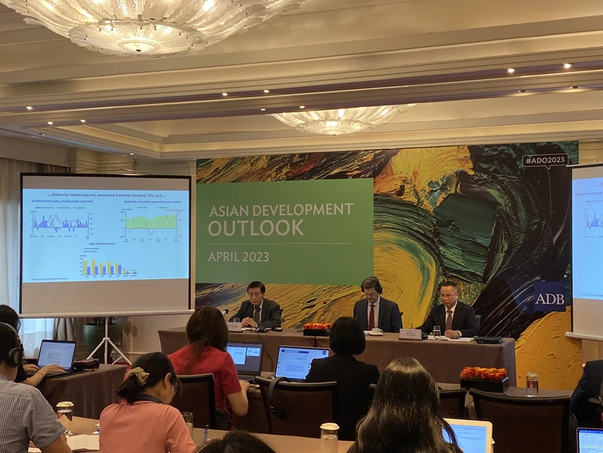 Tăng trưởng kinh tế Việt Nam trong năm 2023 sẽ bị hạn chế do suy thoái kinh tế thế giới. Ảnh: MINH TRÚC Tăng trưởng kinh tế Việt Nam trong năm 2023 sẽ bị hạn chế do suy thoái kinh tế thế giới. Ảnh: MINH TRÚC