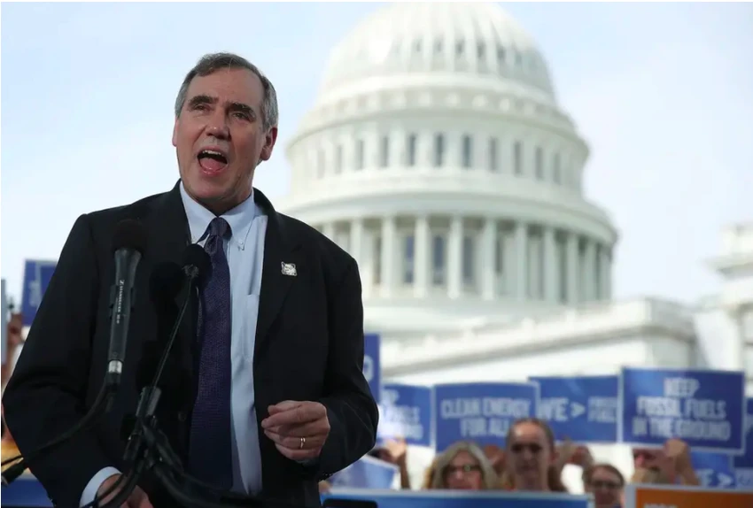 Thượng Nghị sĩ bang Oregon Jeff Merkley. Ảnh: Getty Images Thượng Nghị sĩ bang Oregon Jeff Merkley
