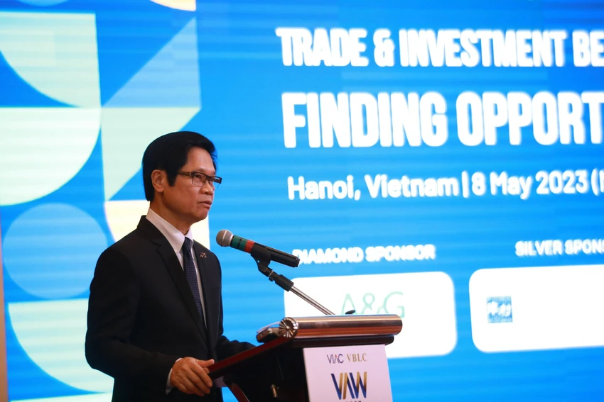 TS. Vũ Tiến Lộc – Chủ tịch Trung tâm Trọng tài Quốc tế Việt Nam (VIAC) phát biểu tại Hội thảo. TS. Vũ Tiến Lộc – Chủ tịch Trung tâm Trọng tài Quốc tế Việt Nam (VIAC) phát biểu tại Hội thảo.