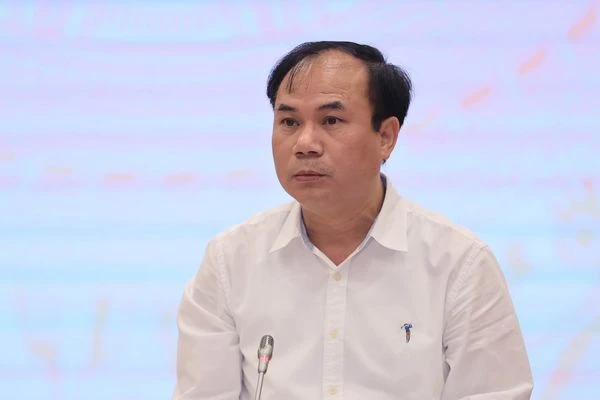 Thứ trưởng Nguyễn Văn Sinh trả lời báo chí tại Họp báo Chính phủ thường kỳ tháng 5. Ảnh: VGP/Nhật Bắc
