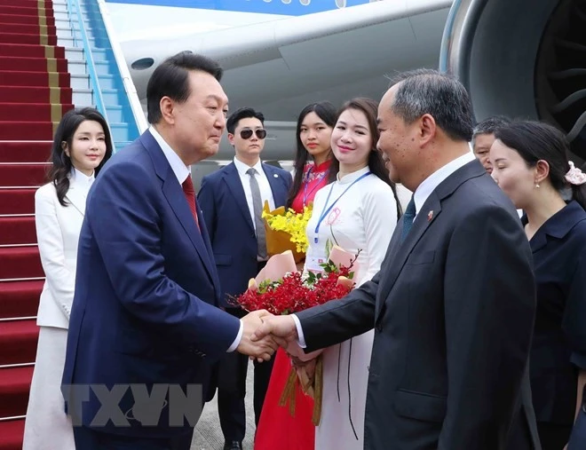 Chủ nhiệm Văn phòng Chủ tịch nước Lê Khánh Hải đón Tổng thống Hàn Quốc Yoon Suk Yeol và Phu nhân tại sân bay quốc tế Nội Bài. Ảnh: TTXVN Chủ nhiệm Văn phòng Chủ tịch nước Lê Khánh Hải đón Tổng thống Hàn Quốc Yoon Suk Yeol và Phu nhân tại sân bay quốc tế Nội Bài. Ảnh: TTXVN