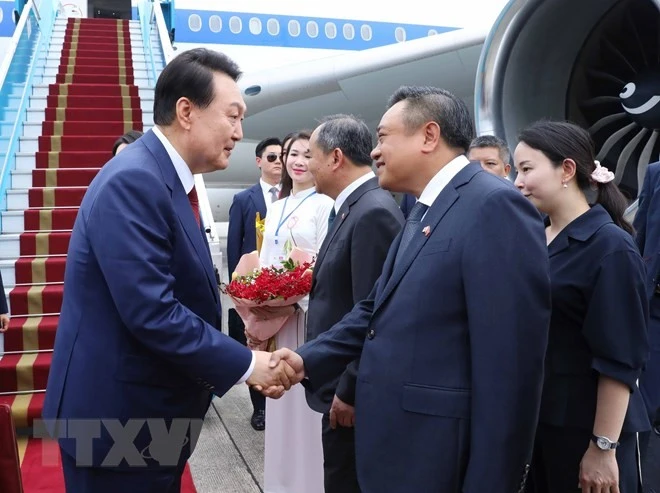 Chủ tịch UBND TP Hà Nội Trần Sỹ Thanh đón Tổng thống Hàn Quốc Yoon Suk Yeol và Phu nhân tại sân bay quốc tế Nội Bài. Ảnh: TTXVN. Chủ tịch UBND TP Hà Nội Trần Sỹ Thanh đón Tổng thống Hàn Quốc Yoon Suk Yeol và Phu nhân tại sân bay quốc tế Nội Bài. Ảnh: TTXVN.