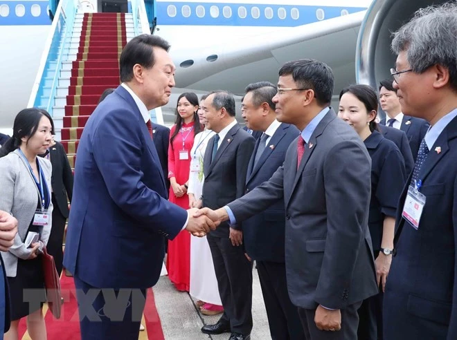 Thứ trưởng Ngoại giao Nguyễn Minh Vũ đón Tổng thống Hàn Quốc Yoon Suk Yeol và Phu nhân tại sân bay quốc tế Nội Bài. Ảnh: TTXVN. Thứ trưởng Ngoại giao Nguyễn Minh Vũ đón Tổng thống Hàn Quốc Yoon Suk Yeol và Phu nhân tại sân bay quốc tế Nội Bài. Ảnh: TTXVN.