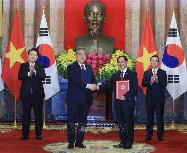 Chủ tịch nước Võ Văn Thưởng và Tổng thống Hàn Quốc Yoon Suk Yeol chứng kiến Lễ trao văn kiện Chương trình hành động giữa Chính phủ Việt Nam và Chính phủ Hàn Quốc về triển khai quan hệ đối tác chiến lược toàn diện. Ảnh: TTTXVN Chủ tịch nước Võ Văn Thưởng và Tổng thống Hàn Quốc Yoon Suk Yeol chứng kiến Lễ trao văn kiện Chương trình hành động giữa Chính phủ Việt Nam và Chính phủ Hàn Quốc về triển khai quan hệ đối tác chiến lược toàn diện. Ảnh: TTTXVN