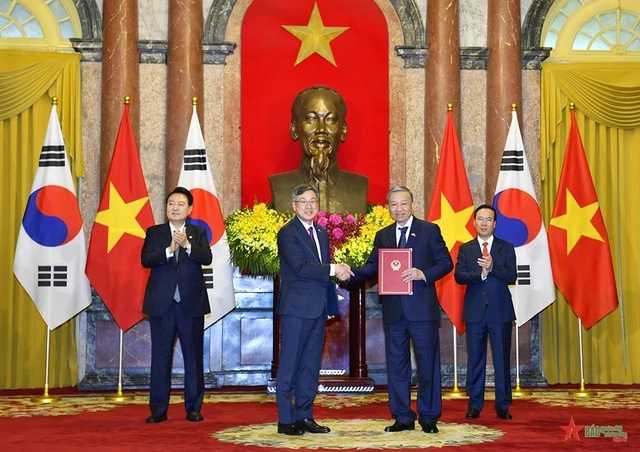 Chủ tịch nước Võ Văn Thưởng và Tổng thống Hàn Quốc Yoon Suk Yeol chứng kiến lễ trao Bản ghi nhớ hợp tác giữa Bộ Công an và Cơ quan Cảnh sát biển Hàn Quốc. Ảnh: Báo QĐND Chủ tịch nước Võ Văn Thưởng và Tổng thống Hàn Quốc Yoon Suk Yeol chứng kiến lễ trao Bản ghi nhớ hợp tác giữa Bộ Công an và Cơ quan Cảnh sát biển Hàn Quốc. Ảnh: Báo QĐND