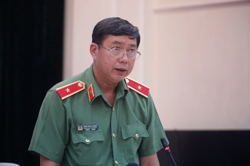 Thiếu tướng Trần Đình Chung trả lời phỏng vấn báo chí. Ảnh: Phi Hùng Thiếu tướng Trần Đình Chung trả lời phỏng vấn báo chí. Ảnh: Phi Hùng