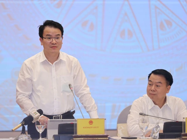 Thứ trưởng Bộ Kế hoạch và Đầu tư Trần Quốc Phương cung cấp thông tin về tiến độ giải ngân vốn đầu tư công trong 6 tháng đầu năm. Ảnh: VGP/Nhật Bắc Thứ trưởng Bộ Kế hoạch và Đầu tư Trần Quốc Phương cung cấp thông tin về tiến độ giải ngân vốn đầu tư công trong 6 tháng đầu năm. Ảnh: VGP/Nhật Bắc
