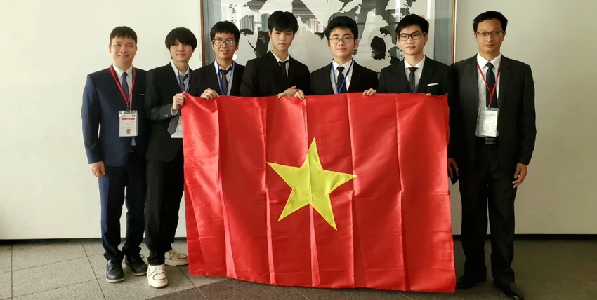 Đội tuyển Việt Nam thắng lớn tại Olympic Vật lí Quốc tế 2023 với 5 huy chương. Ảnh: Bộ GD&ĐT Đội tuyển Việt Nam thắng lớn tại Olympic Vật lí Quốc tế 2023 với 5 huy chương. Ảnh: Bộ GD&ĐT