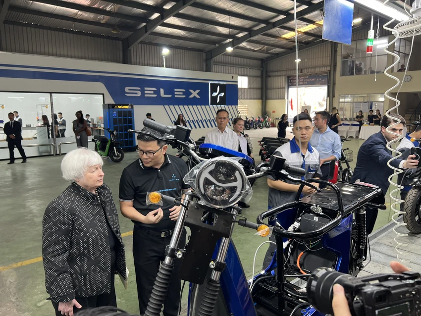 Bộ trưởng Tài chính Mỹ tỏ ra rất hứng thú với các vận hàng của hãng xe điện Selex Motors do người Việt sản xuất. Ảnh: N.D Bộ trưởng Tài chính Mỹ tỏ ra rất hứng thú với các vận hàng của hãng xe điện Selex Motors do người Việt sản xuất. Ảnh: N.D