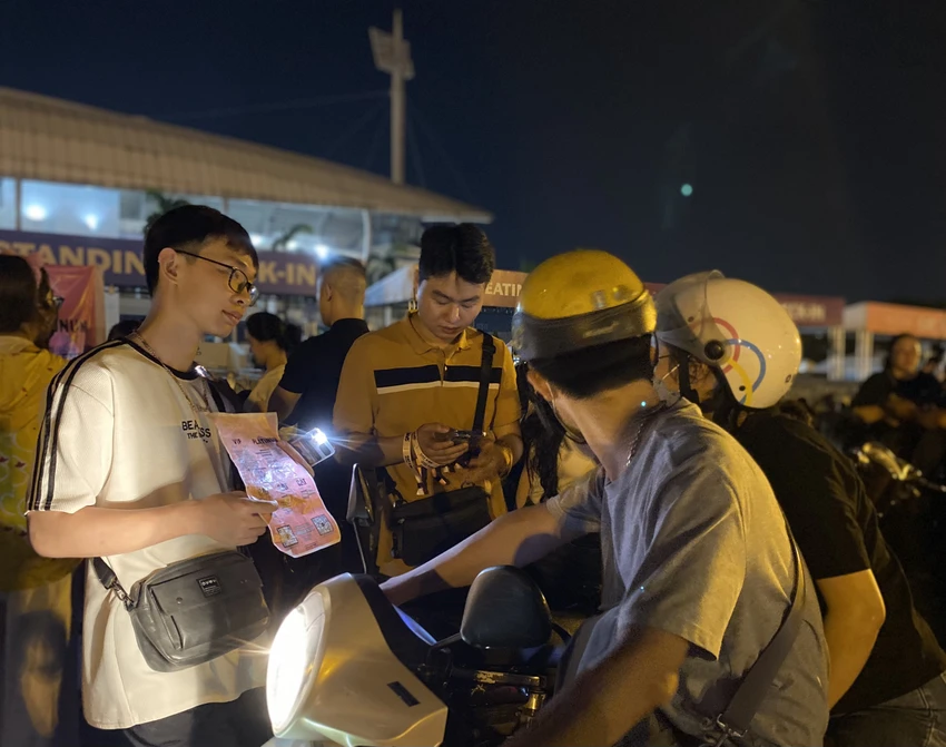 Các nhóm buôn vé đang chào bán cho khách hàng. Ảnh: Minh Trúc Các nhóm buôn vé đang chào bán cho khách hàng. Ảnh: Minh Trúc
