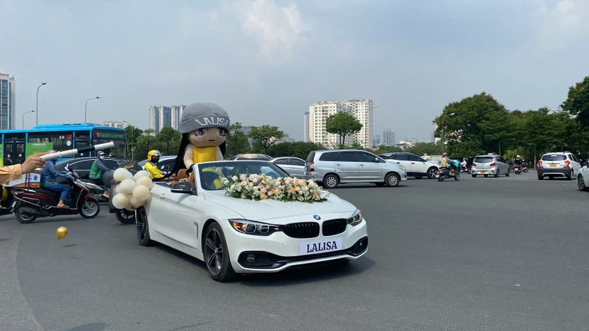 Có bạn trẻ không ngại chi tiền trang trí xe ô tô như xe cưới để ủng hộ concert thần tượng. Ảnh: Minh Trúc Có bạn trẻ không ngại chi tiền trang trí xe ô tô như xe cưới để ủng hộ concert thần tượng. Ảnh: Minh Trúc