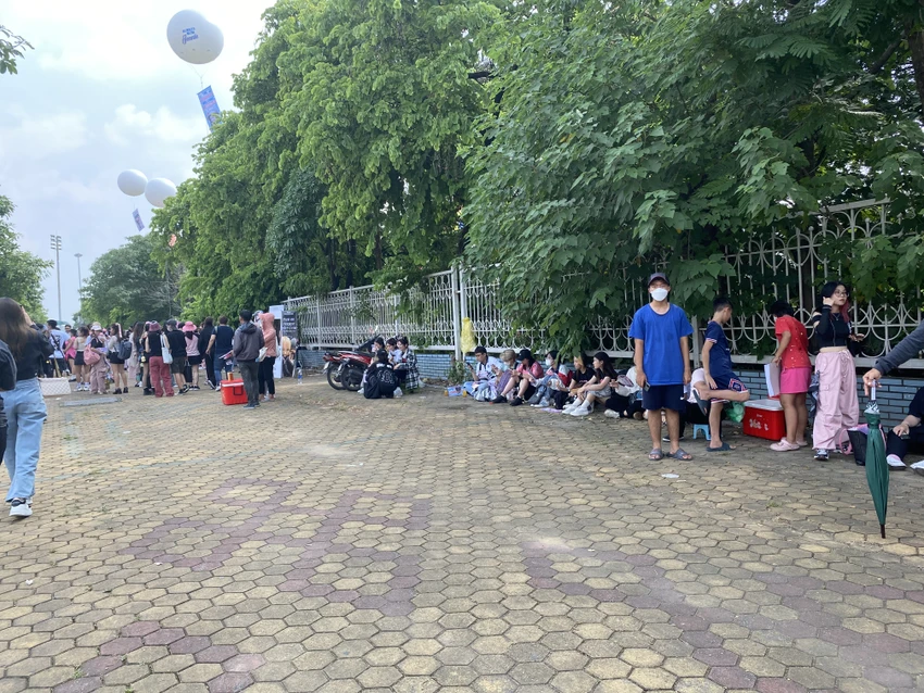 Bất chấp thời tiết nắng nóng, fan Blackpink xếp hàng chờ xem concert ảnh 2 Bất chấp thời tiết nắng nóng, fan Blackpink xếp hàng chờ xem concert ảnh 2
