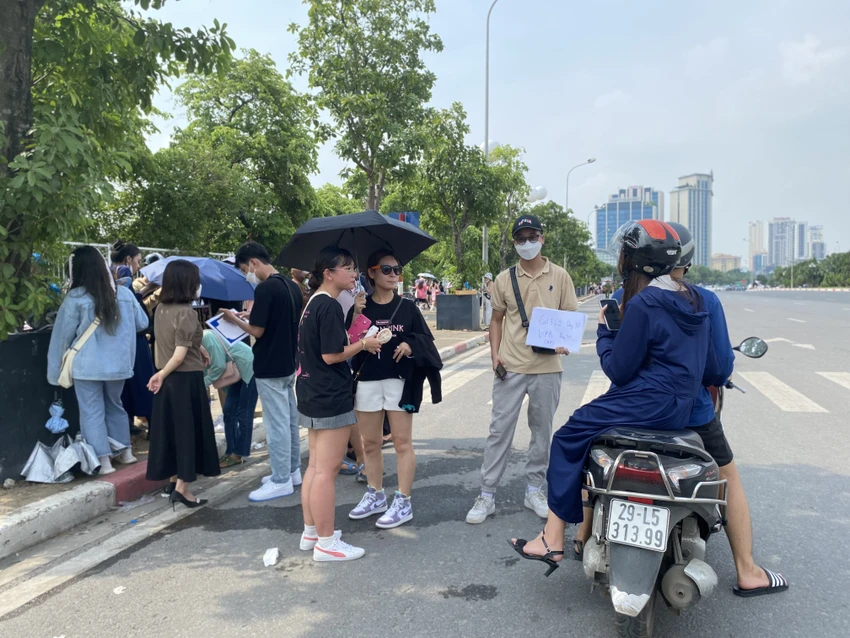 Vé tồn vẫn được chào bán tại sân vận động với mức giá ưu đãi. Ảnh: Minh Trúc Vé tồn vẫn được chào bán tại sân vận động với mức giá ưu đãi. Ảnh: Minh Trúc