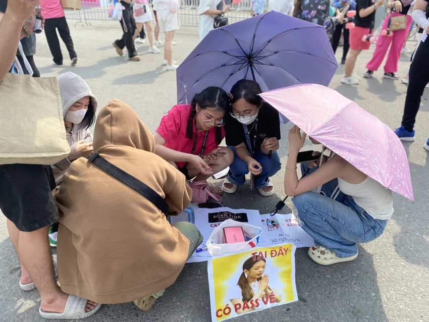 Bất chấp thời tiết nắng nóng, fan Blackpink xếp hàng chờ xem concert ảnh 17 Bất chấp thời tiết nắng nóng, fan Blackpink xếp hàng chờ xem concert ảnh 17