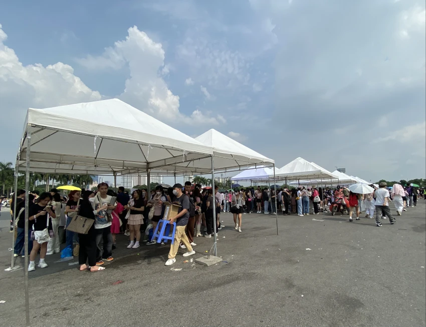 Giới trẻ tập trung dưới ô của BTC chuẩn bị để chờ xem concert diễn ra vào tối nay (29-7). Ảnh: Minh Trúc Giới trẻ tập trung dưới ô của BTC chuẩn bị để chờ xem concert diễn ra vào tối nay (29-7). Ảnh: Minh Trúc