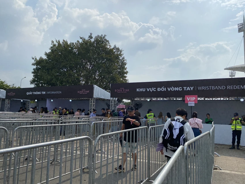 Bất chấp thời tiết nắng nóng, fan Blackpink xếp hàng chờ xem concert ảnh 18 Bất chấp thời tiết nắng nóng, fan Blackpink xếp hàng chờ xem concert ảnh 18