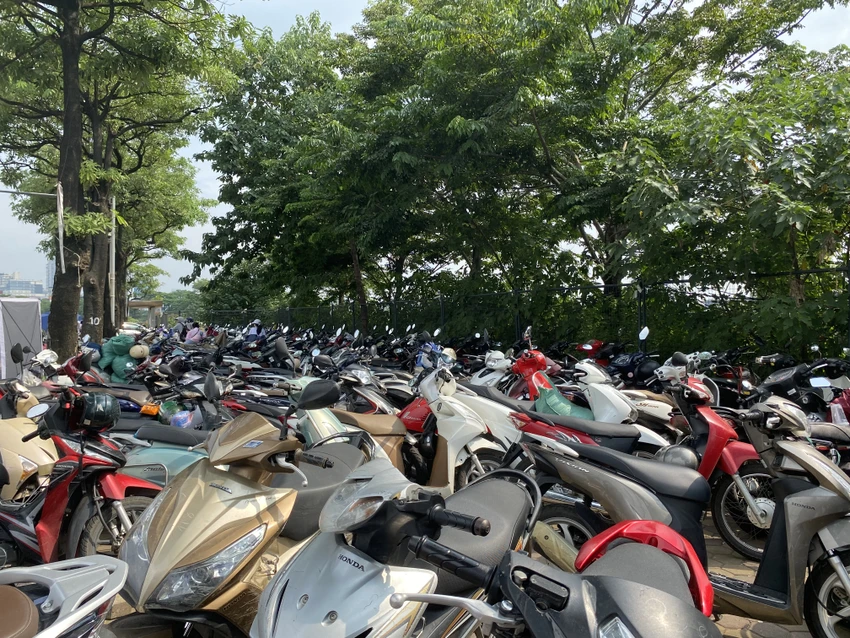 Bên ngoài khu vực an ninh, các bãi đỗ xe với giá "cắt cổ" 50 nghìn đồng/xe, chật kín chỗ để. Ảnh: Minh Trúc Bên ngoài khu vực an ninh, các bãi đỗ xe với giá "cắt cổ" 50 nghìn đồng/xe, chật kín chỗ để. Ảnh: Minh Trúc