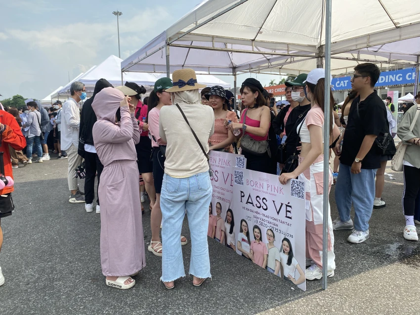 Dù đã rất gần giờ diễn ra concert nhưng nhiều bạn trẻ vẫn "lên đồ" đi pass vé. Ảnh: Minh Trúc Dù đã rất gần giờ diễn ra concert nhưng nhiều bạn trẻ vẫn "lên đồ" đi pass vé. Ảnh: Minh Trúc