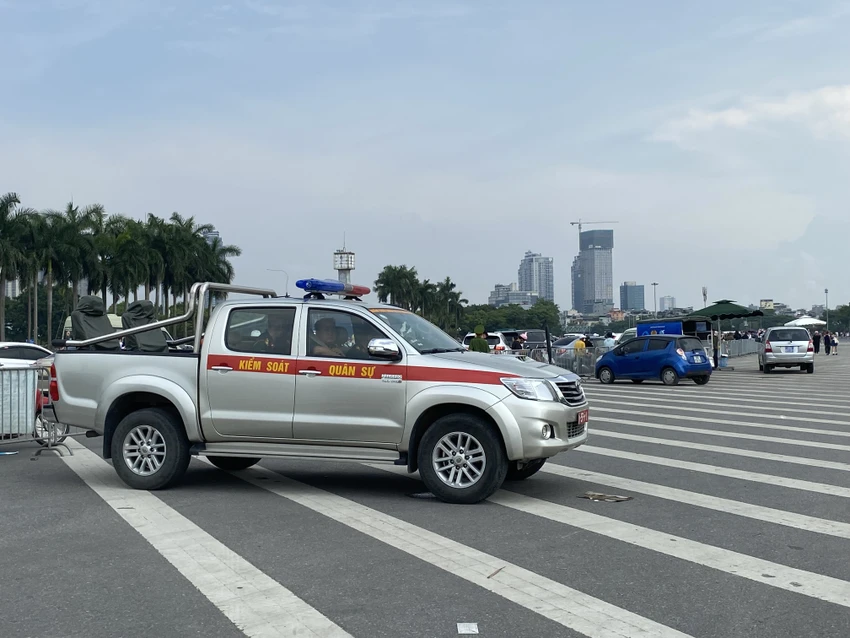 Các lực lượng an ninh túc trực bên ngoài sân vận động. Ảnh: Minh Trúc Các lực lượng an ninh túc trực bên ngoài sân vận động. Ảnh: Minh Trúc
