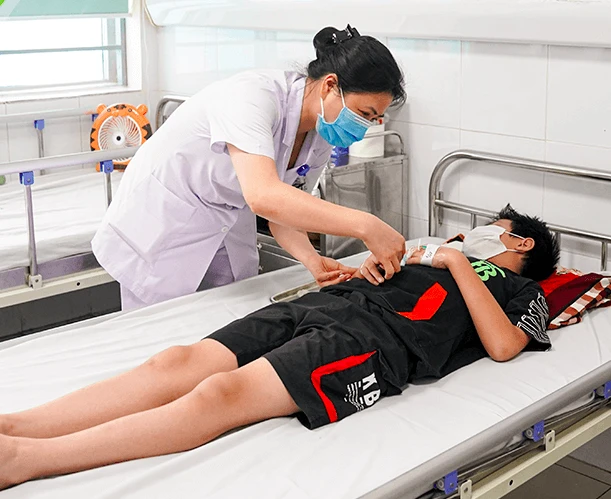 ThS Đỗ Thị Thuý Hậu - Điều dưỡng trưởng Trung tâm Bệnh nhiệt đới chăm sóc bệnh nhi sốt xuất huyết. Ảnh: BVNTW ThS Đỗ Thị Thuý Hậu - Điều dưỡng trưởng Trung tâm Bệnh nhiệt đới chăm sóc bệnh nhi sốt xuất huyết. Ảnh: BVNTW