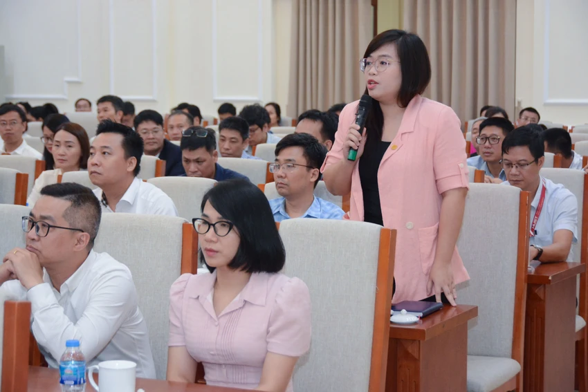 TS. Đinh Minh Hằng - Giảng viên Khoa Ngữ văn, Trưởng phòng Hành chính đối ngoại (Trường ĐH Sư phạm Hà Nội) nêu vấn đề. Ảnh: MOET TS. Đinh Minh Hằng - Giảng viên Khoa Ngữ văn, Trưởng phòng Hành chính đối ngoại (Trường ĐH Sư phạm Hà Nội) nêu vấn đề. Ảnh: MOET