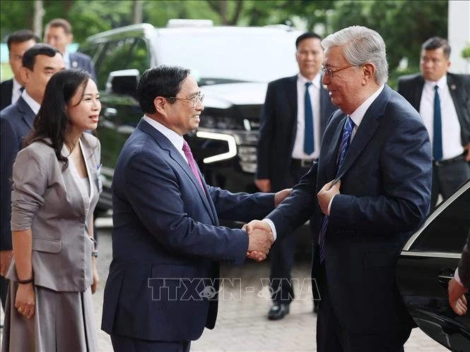 Thủ tướng Phạm Minh Chính đón Tổng thống Kazakhstan Kassym-Jomart Tokayev. Ảnh: Dương Giang/TTXVN Thủ tướng Phạm Minh Chính đón Tổng thống Kazakhstan Kassym-Jomart Tokayev. Ảnh: Dương Giang/TTXVN