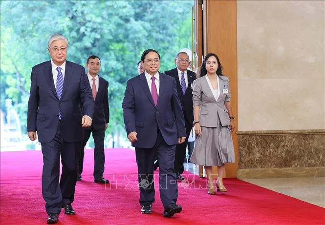 Thủ tướng Phạm Minh Chính đón Tổng thống Kazakhstan Kassym-Jomart Tokayev. Ảnh: Dương Giang/TTXVN Thủ tướng Phạm Minh Chính đón Tổng thống Kazakhstan Kassym-Jomart Tokayev. Ảnh: Dương Giang/TTXVN