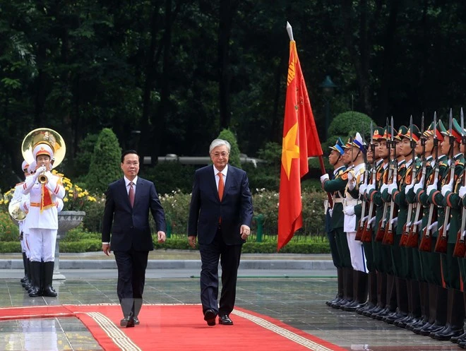 Chủ tịch nước Võ Văn Thưởng và Tổng thống Kazakhstan Kassym-Jomart Tokayev duyệt Đội Danh dự Quân đội Nhân dân Việt Nam. Ảnh: Thống Nhất/TTXVN. Chủ tịch nước Võ Văn Thưởng và Tổng thống Kazakhstan Kassym-Jomart Tokayev duyệt Đội Danh dự Quân đội Nhân dân Việt Nam. Ảnh: Thống Nhất/TTXVN.
