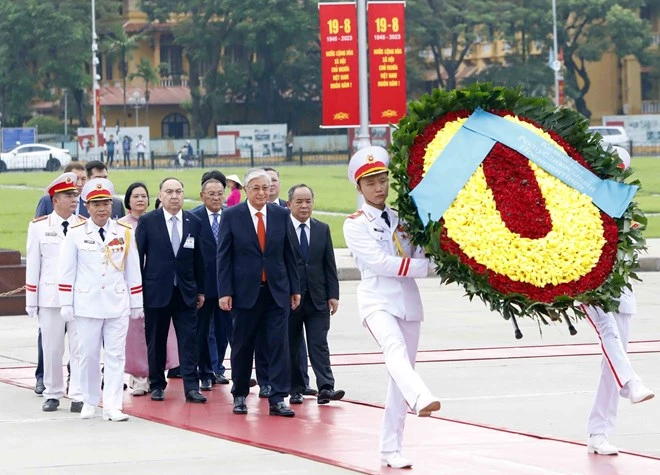 Sáng cùng ngày, Tổng thống Cộng hòa Kazakhstan Kassym-Jomart Tokayev vào lăng viếng Chủ tịch Hồ Chí Minh. Ảnh: An Đăng/TTXVN Sáng cùng ngày, Tổng thống Cộng hòa Kazakhstan Kassym-Jomart Tokayev vào lăng viếng Chủ tịch Hồ Chí Minh. Ảnh: An Đăng/TTXVN