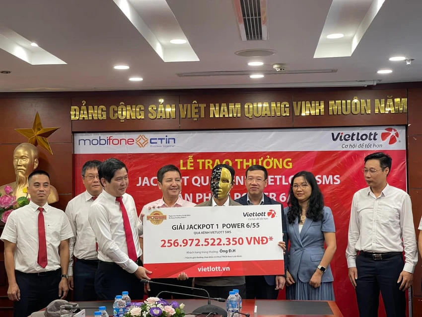 Ông H. nhận giải thưởng hơn 256 tỉ đồng. Ảnh: X.Đ Ông H. nhận giải thưởng hơn 256 tỉ đồng. Ảnh: X.Đ