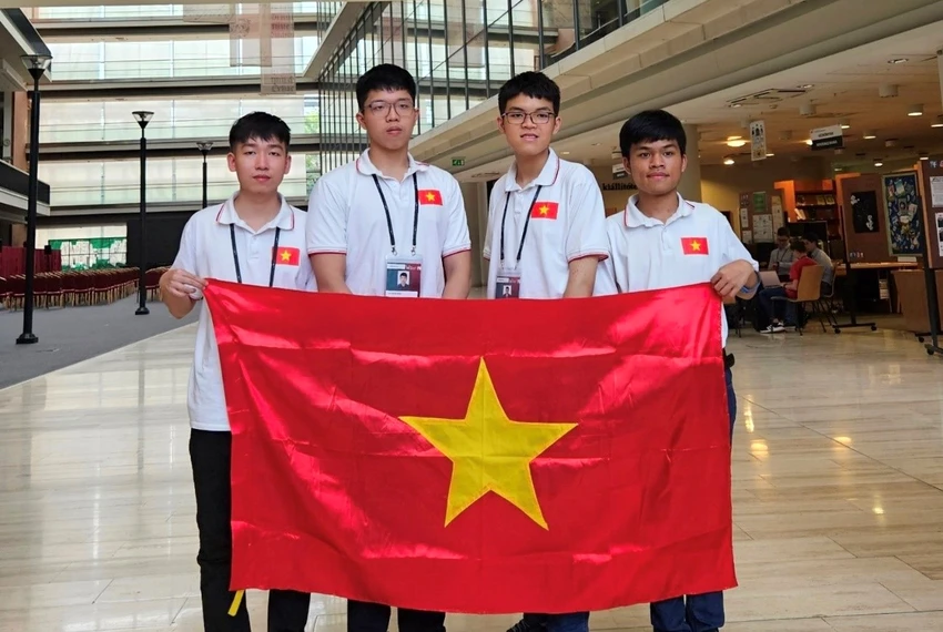 Đội tuyển Quốc gia Việt Nam dự thi Olympic Tin học Quốc tế 2023. Từ trái qua phải: Nguyễn Đức Thắng, Nguyễn Quang Minh, Nguyễn Ngọc Đăng Khoa và Trần Xuân Bách. Ảnh: MOET