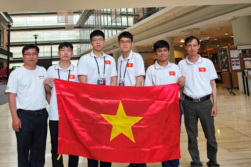 Đội tuyển Tin học Việt Nam dự thi Olympic Quốc tế năm 2023. Ảnh: MOET