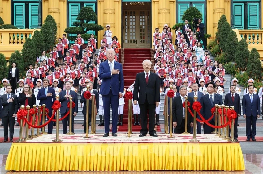 Tổng Bí thư Nguyễn Phú Trọng và Tổng thống Mỹ Joe Biden trên bục danh dự, thực hiện nghi thức chào cờ. Ảnh: TTXVN Tổng Bí thư Nguyễn Phú Trọng và Tổng thống Mỹ Joe Biden trên bục danh dự, thực hiện nghi thức chào cờ. Ảnh: TTXVN