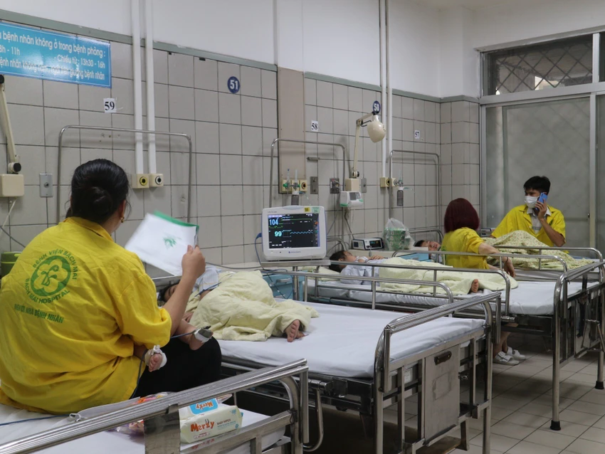 Trung tâm Nhi khoa - Bệnh viện Bạch Mai đang tiếp nhận 7 ca bệnh từ vụ cháy chung cư mini ở Hà Nội. Hiện, sức khoẻ các bệnh nhân đã tạm thời ổn định. Ảnh: THANH TÚ Trung tâm Nhi khoa - Bệnh viện Bạch Mai đang tiếp nhận 7 ca bệnh từ vụ cháy chung cư mini ở Hà Nội. Hiện, sức khoẻ các bệnh nhân đã tạm thời ổn định. Ảnh: THANH TÚ